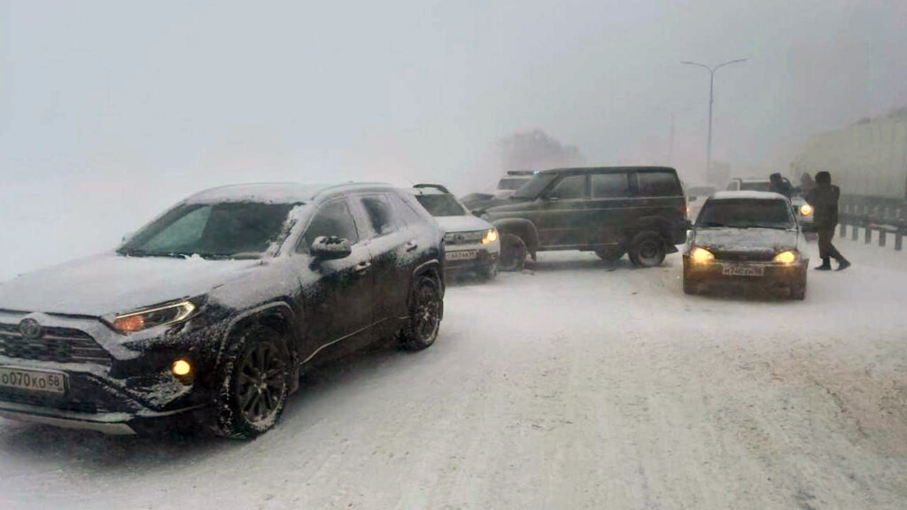 25 автомобилей столкнулись из-за снегопада на трассе Тамбов &mdash; Пенза
