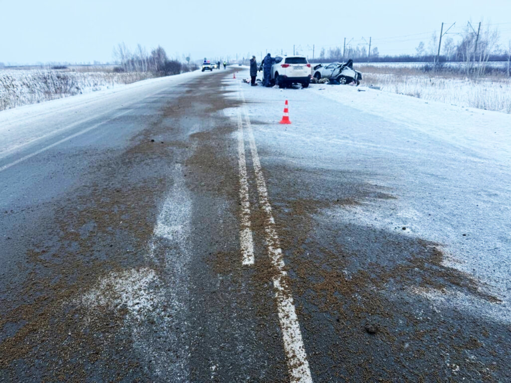 «Вынесло на встречную полосу»: Lada Granta и Toyota RAV4 столкнулись под Омском