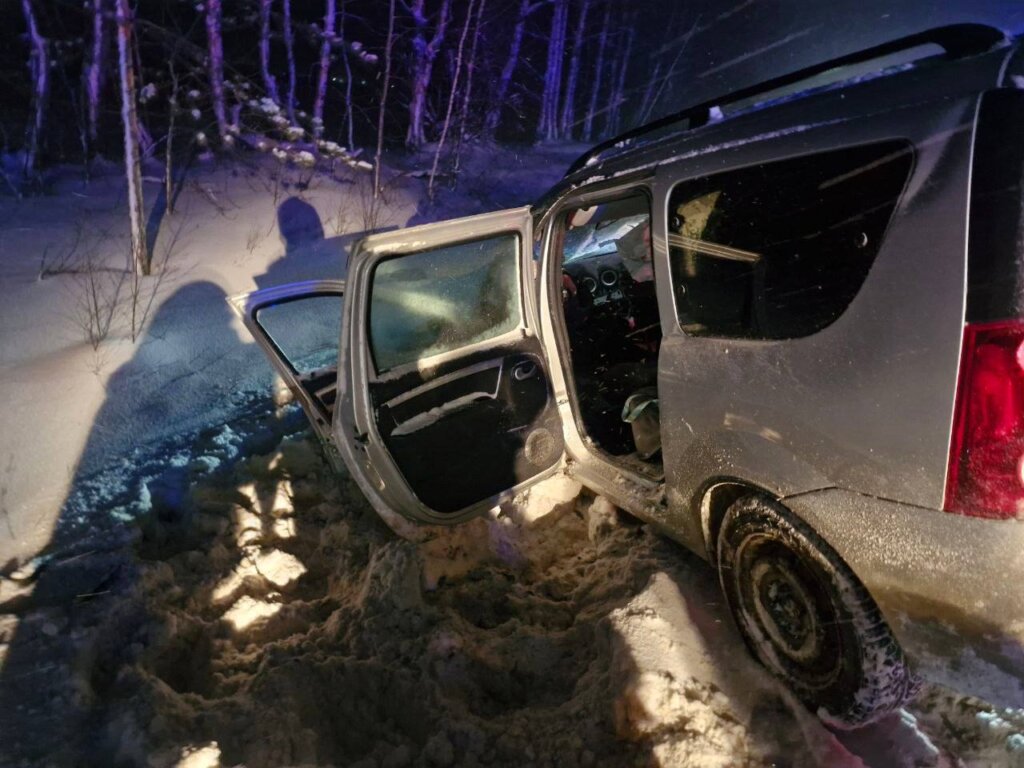 Lada Largus столкнулся с фурой на трассе в Удмуртии: погибла 11-летняя девочка