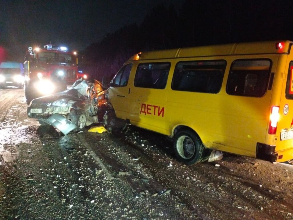 Автомобиль и школьный автобус столкнулись в Марий Эл: погибли три человека