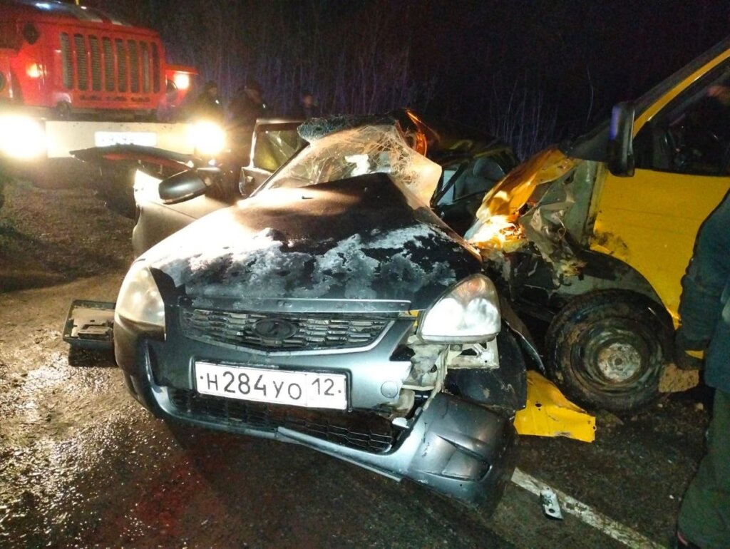 Автомобиль и школьный автобус столкнулись в Марий Эл: погибли три человека