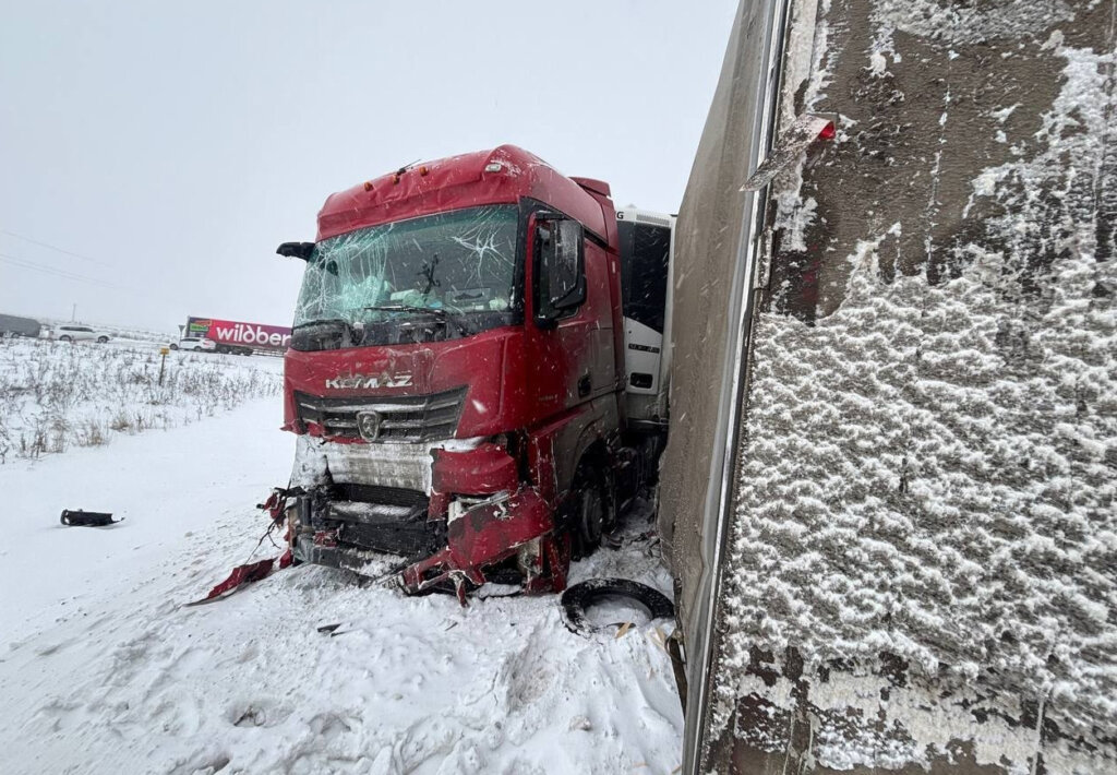 Шесть человек погибли в массовом ДТП в Омской области