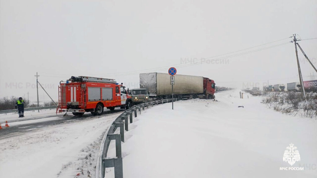 Шесть человек погибли в массовом ДТП в Омской области