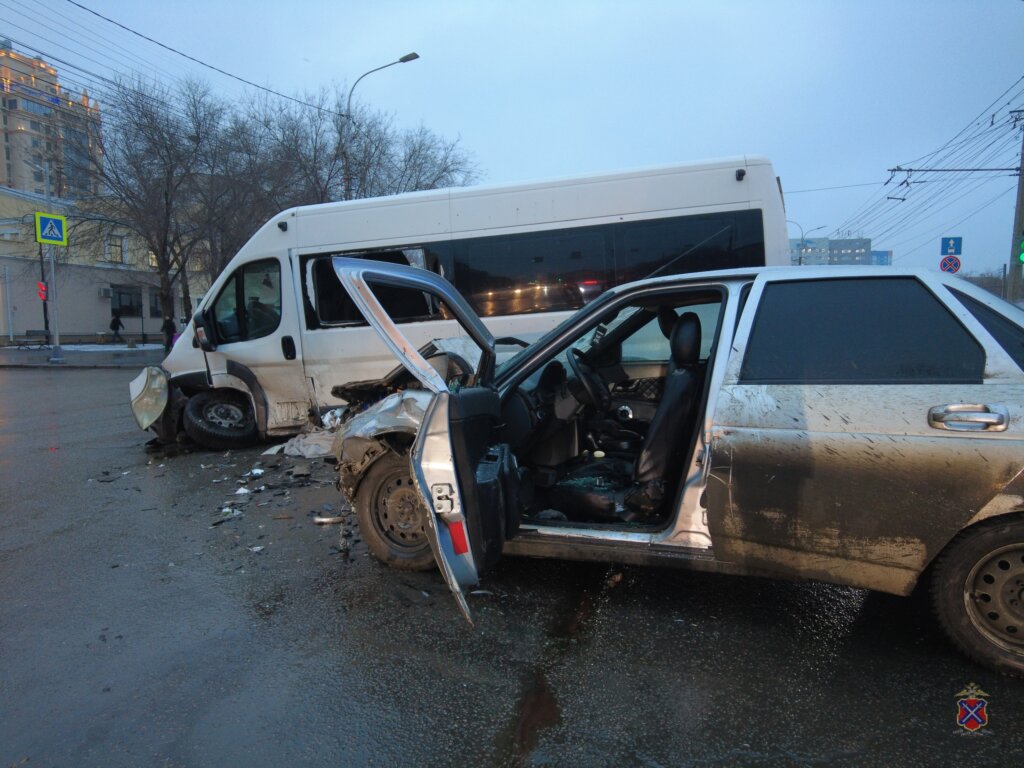 Легковой автомобиль и маршрутка столкнулись в Волгограде: пострадали 7 человек