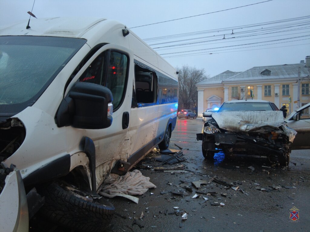 Легковой автомобиль и маршрутка столкнулись в Волгограде: пострадали 7 человек