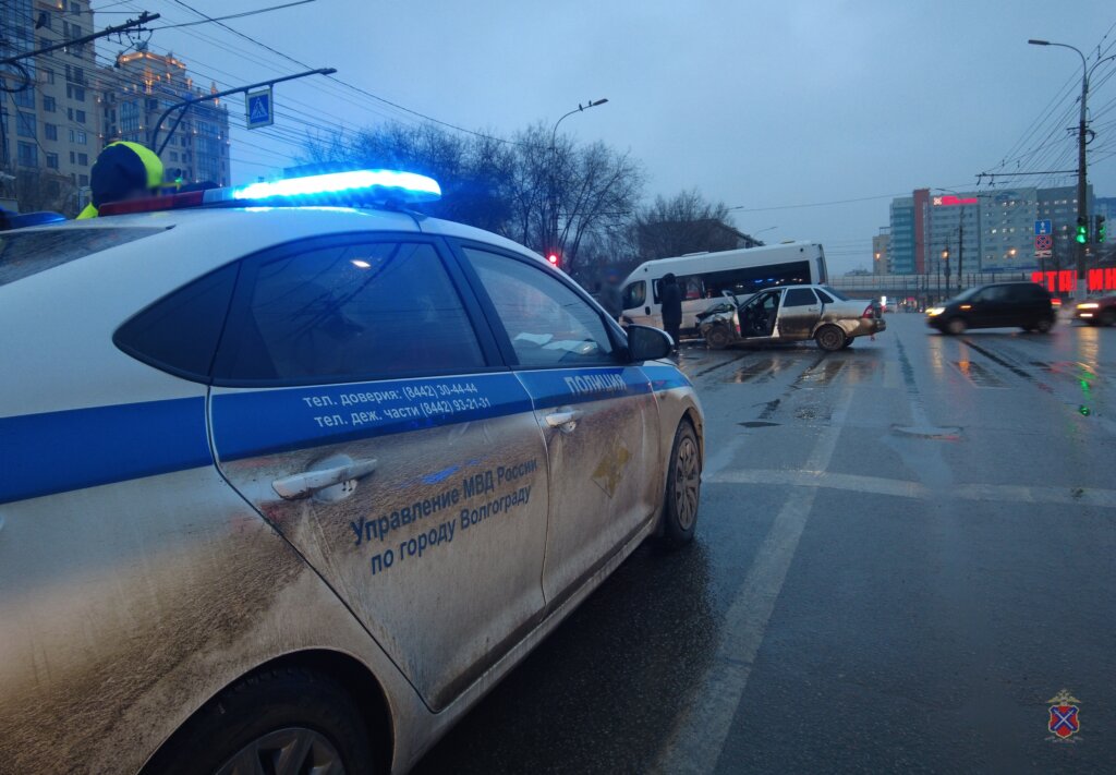 Легковой автомобиль и маршрутка столкнулись в Волгограде: пострадали 7 человек