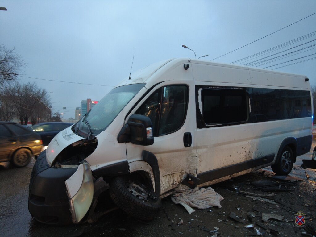 Легковой автомобиль и маршрутка столкнулись в Волгограде: пострадали 7 человек