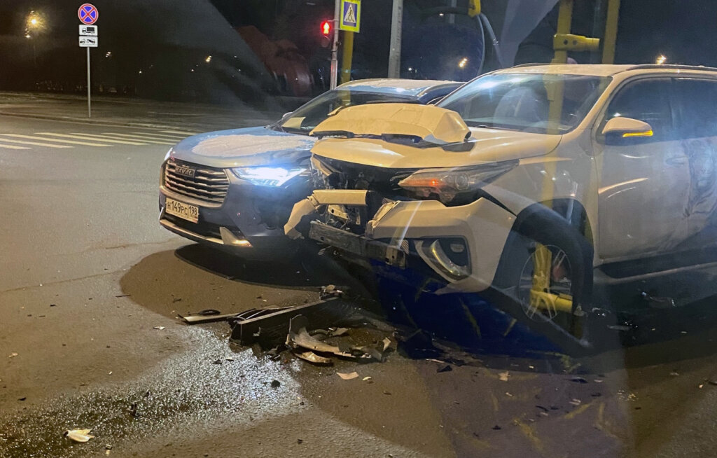 В Петербурге водитель внедорожника поворачивал налево и не пропустил кроссовер