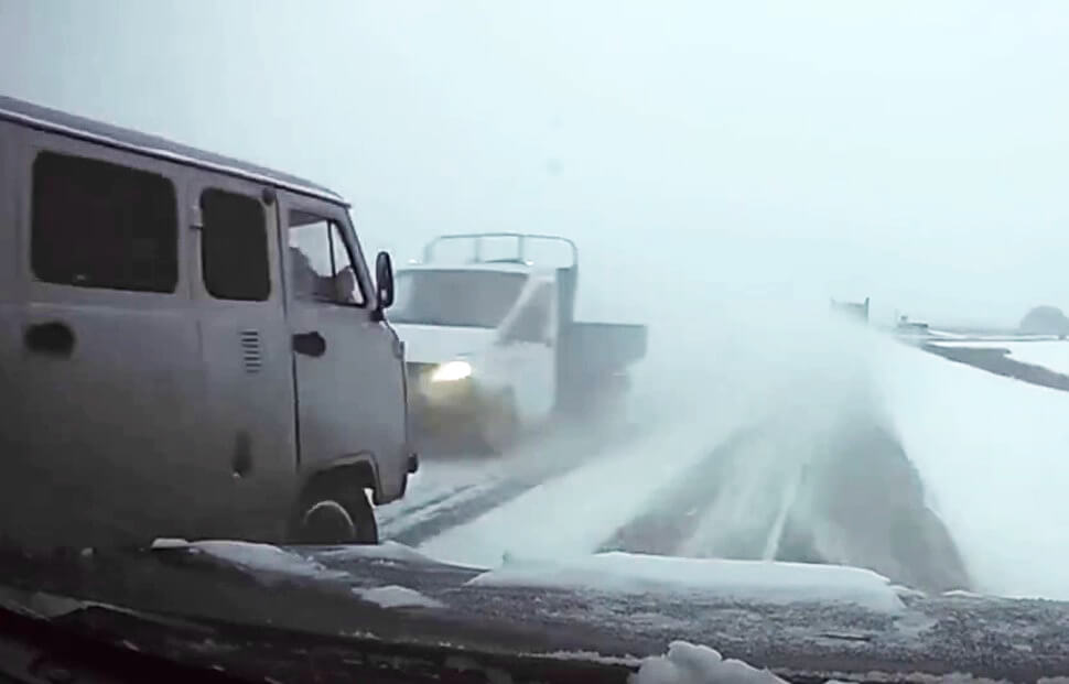 «Вскрыло как консервную банку»: три автомобиля жёстко столкнулись на уральской трассе