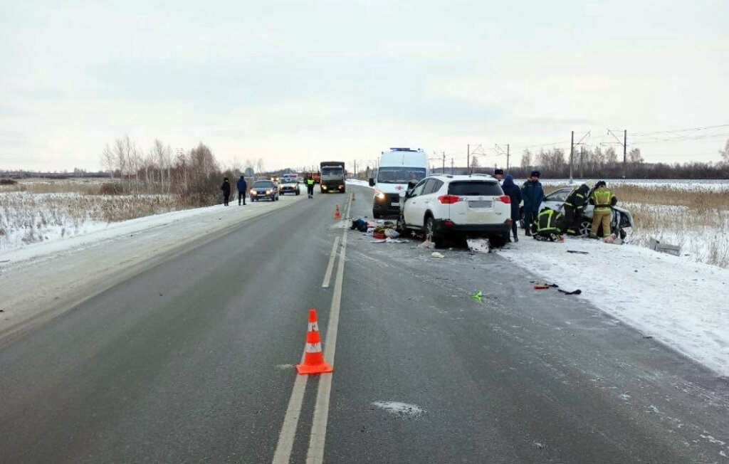 «Вынесло на встречную полосу»: Lada Granta и Toyota RAV4 столкнулись под Омском