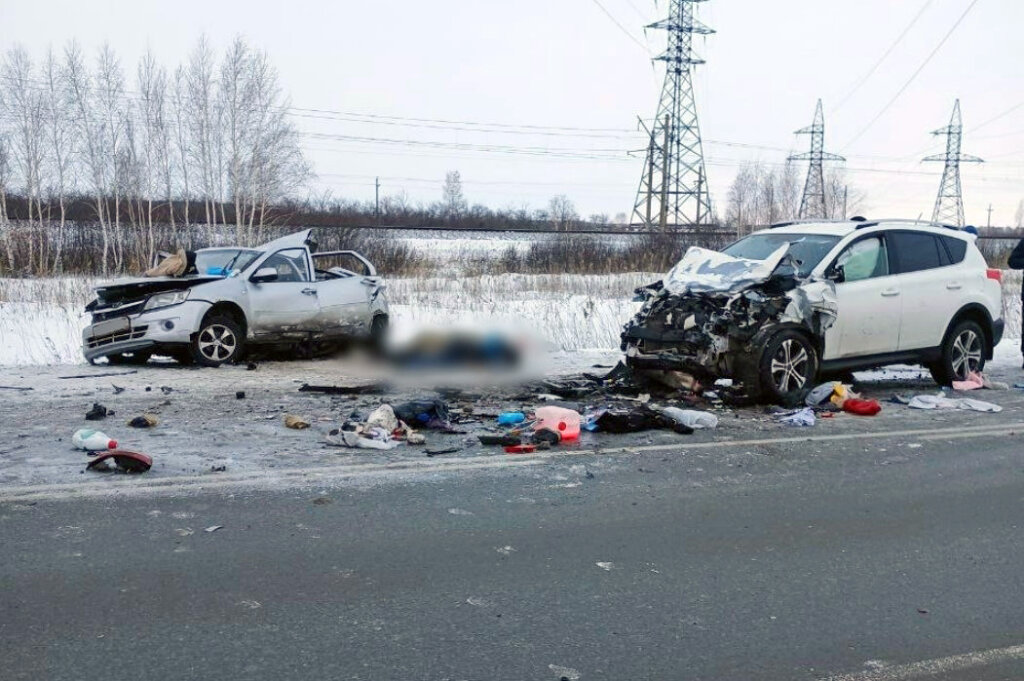 «Вынесло на встречную полосу»: Lada Granta и Toyota RAV4 столкнулись под Омском