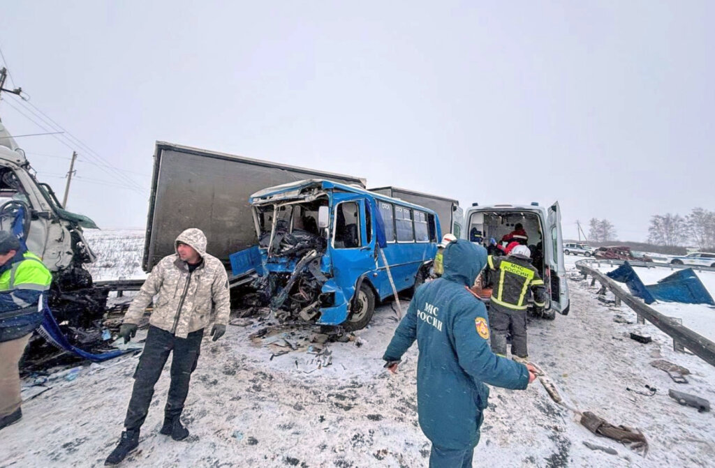 Шесть человек погибли в массовом ДТП в Омской области
