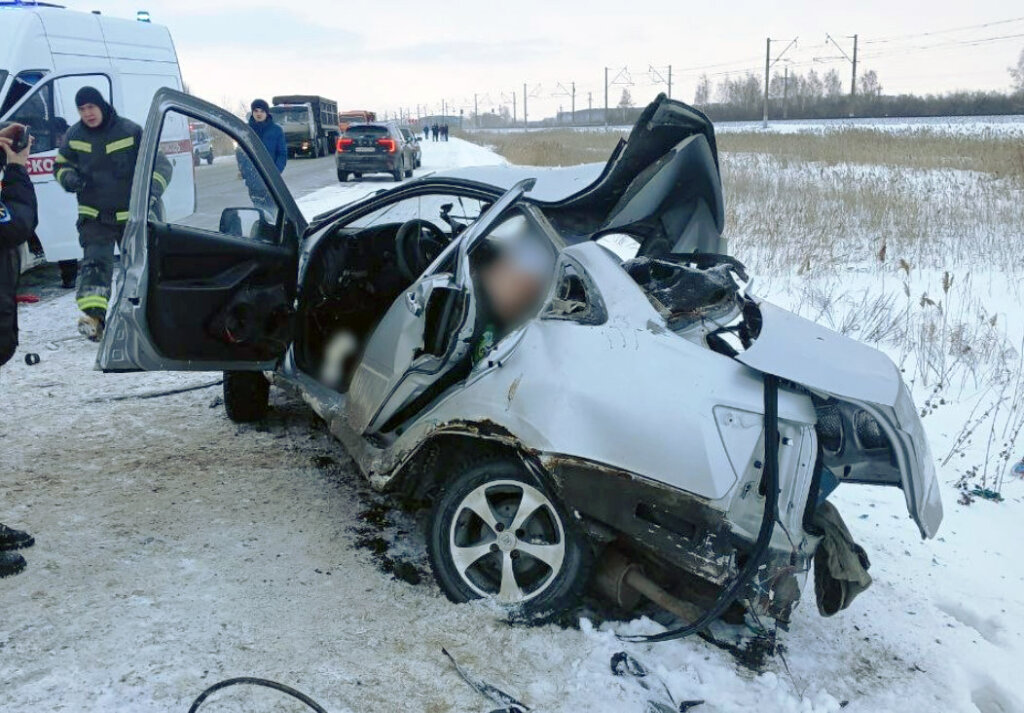 «Вынесло на встречную полосу»: Lada Granta и Toyota RAV4 столкнулись под Омском