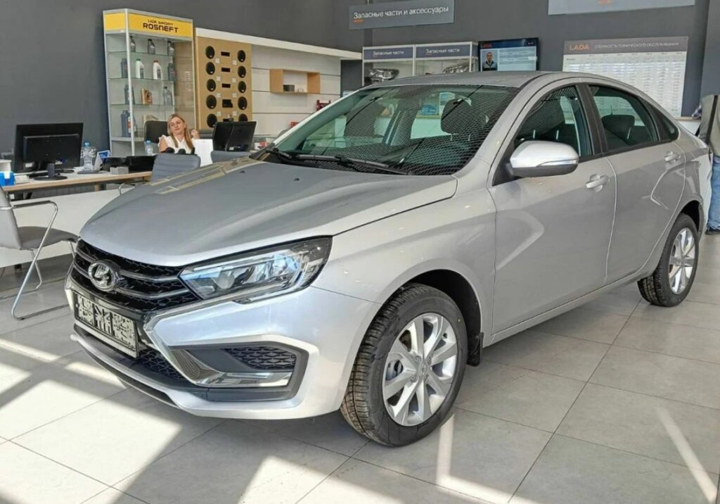 «Стоянки забиты машинами»: почему новые «Лады» никто не хочет брать?