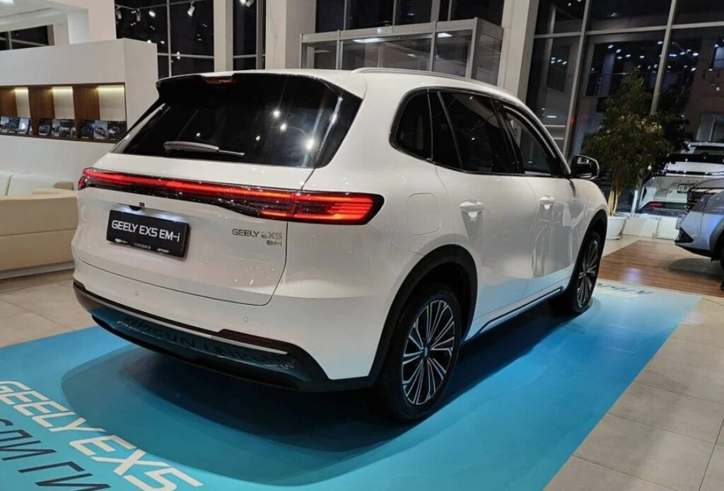 «Эта машина не стоит своих денег»: отзыв владельца Geely EX5 EM-i