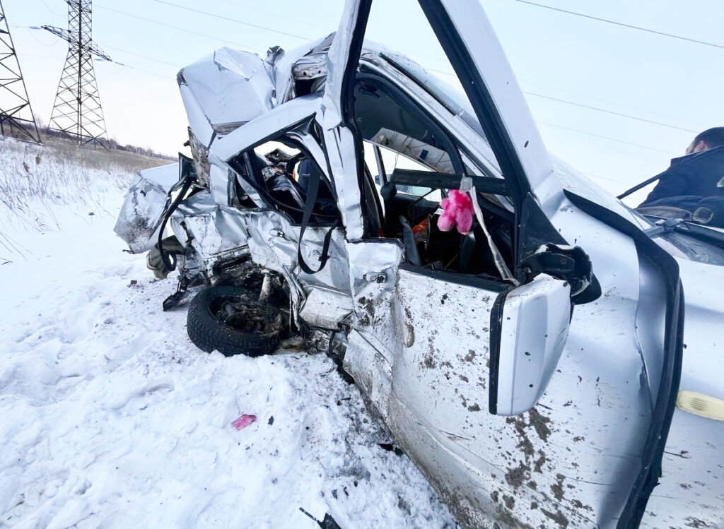 «Вынесло на встречную полосу»: Lada Granta и Toyota RAV4 столкнулись под Омском