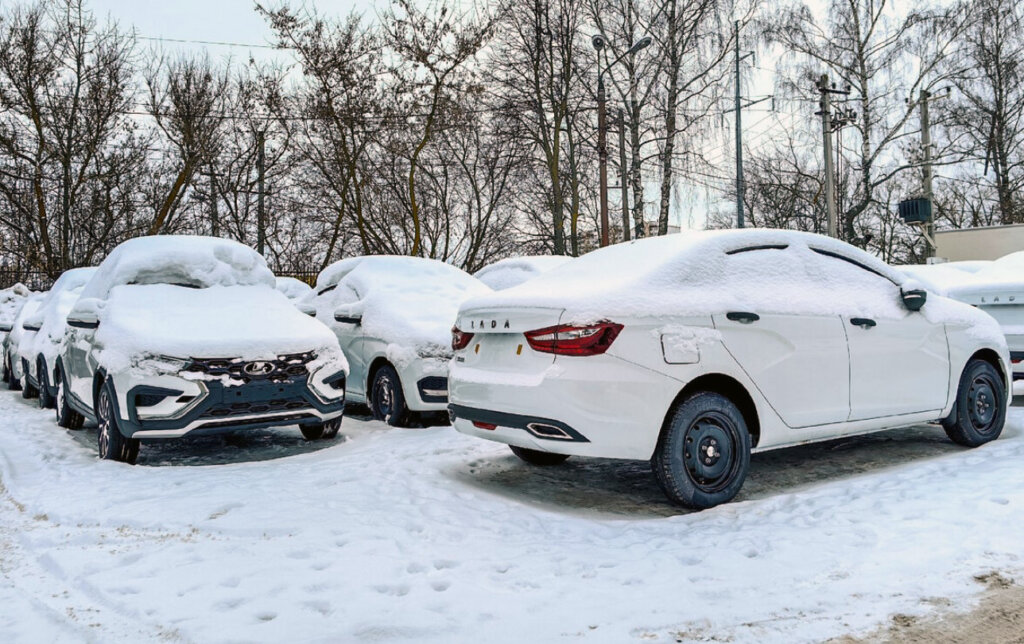 «Стоянки забиты машинами»: почему новые «Лады» никто не хочет брать?