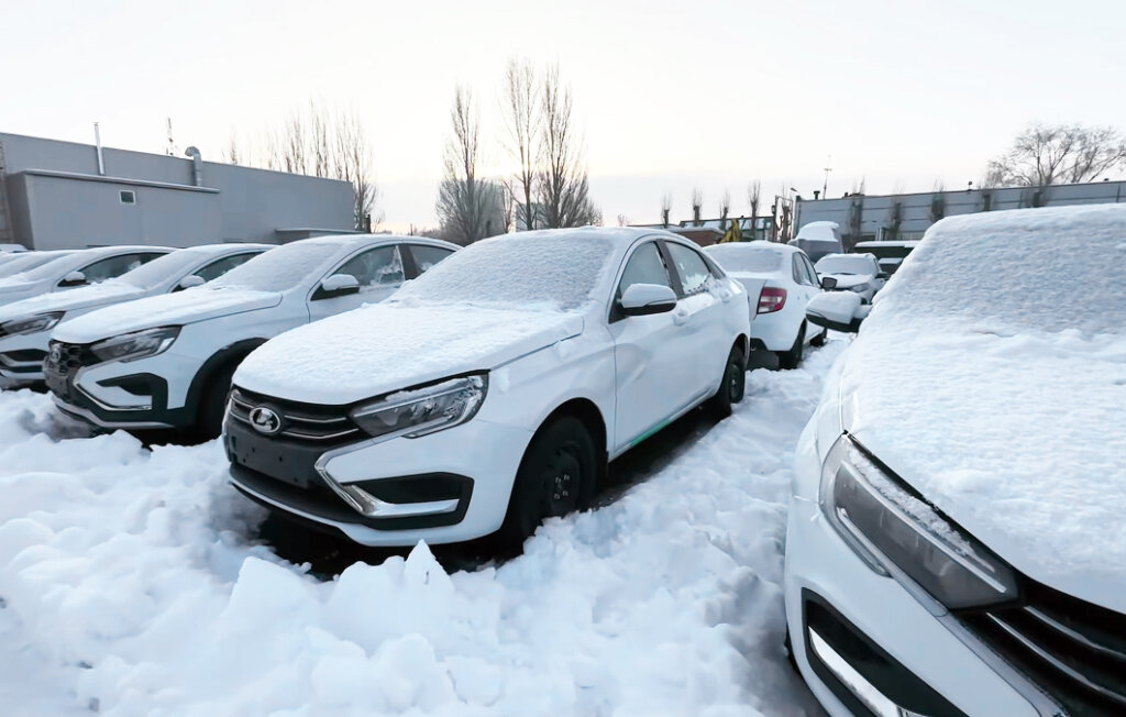 «Стоянки забиты машинами»: почему новые «Лады» никто не хочет брать?