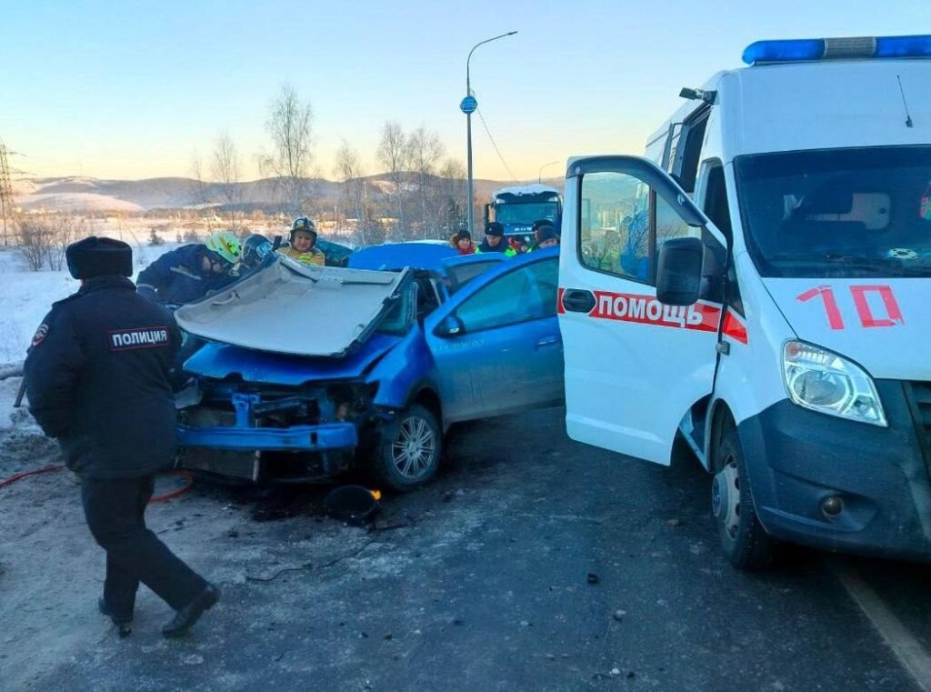 Renault Logan и Geely Monjaro столкнулись в Челябинской области