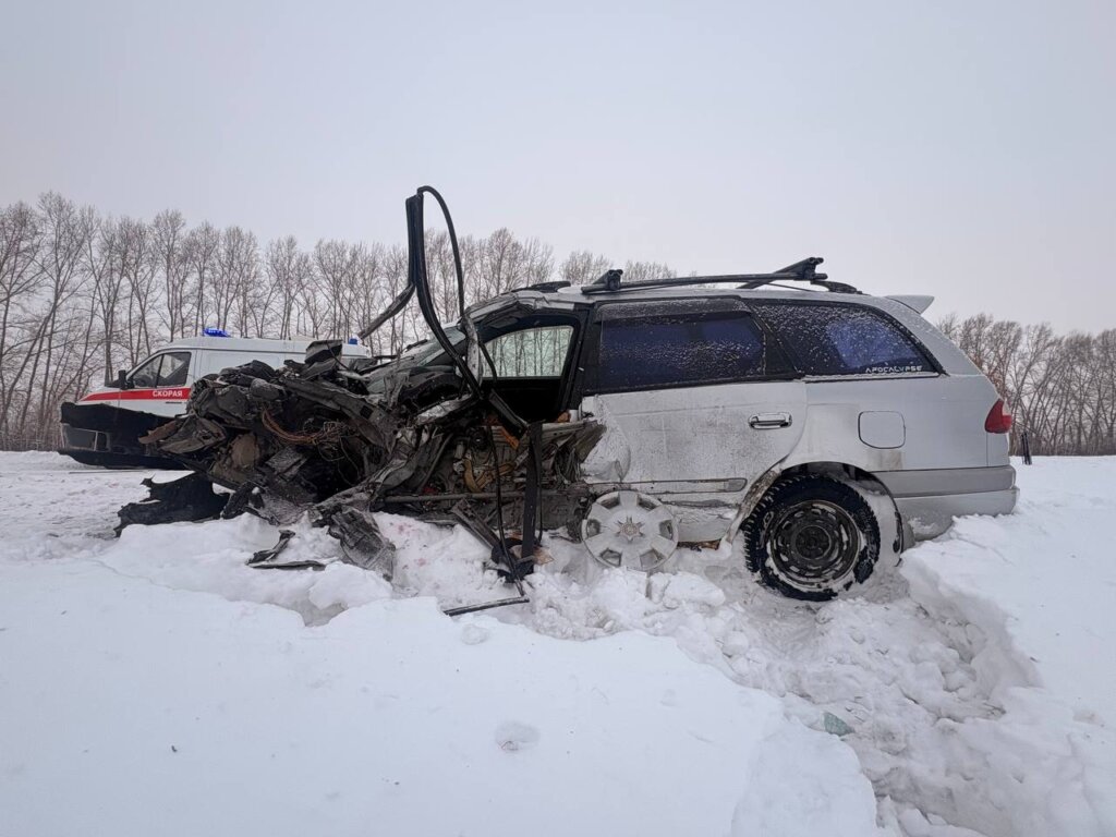 Момент ДТП в Красноярском крае: «Тойота» выехала на встречную и столкнулась с «Газелью»