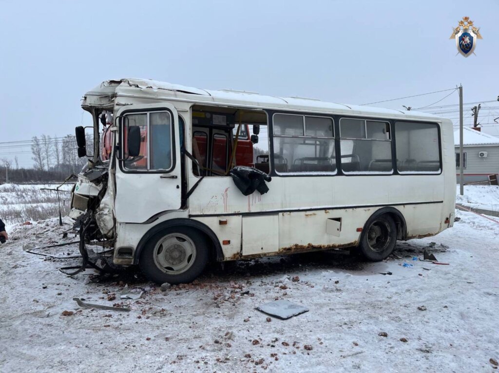 «Пытался объехать препятствие»: видеорегистратор запечатлел момент ДТП с участием автобуса в Челябинской области