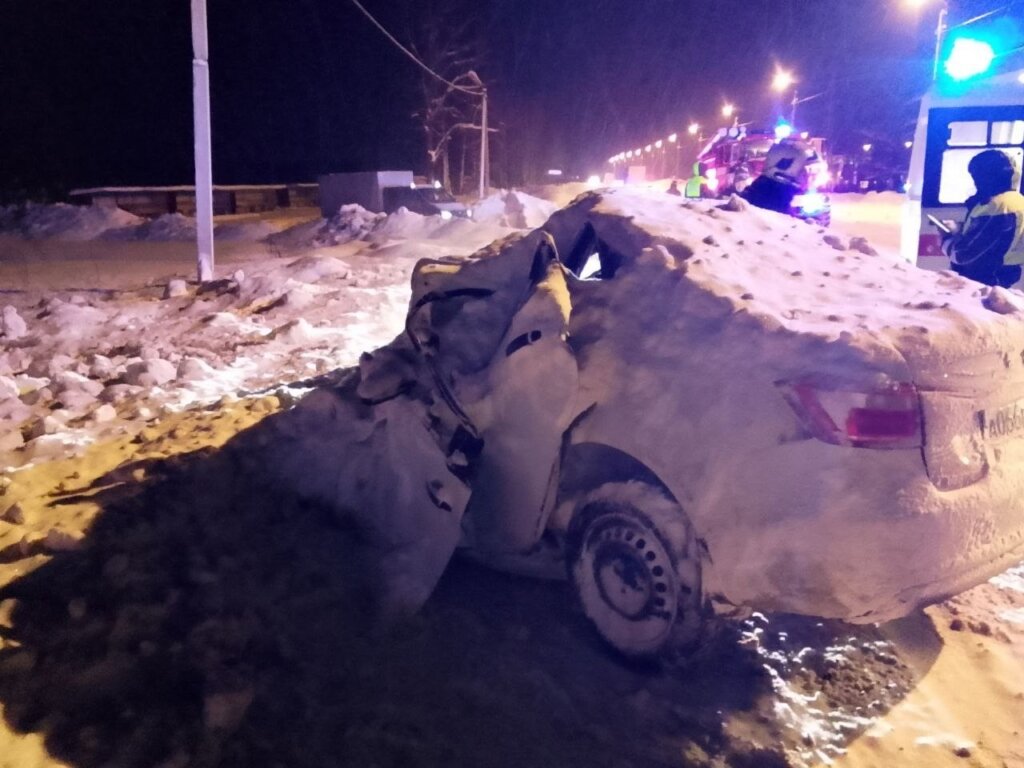 Фура смяла «Ладу Весту» с людьми на трассе «Золотое кольцо»