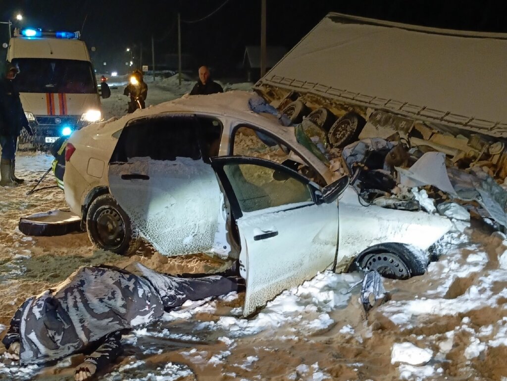 Фура смяла «Ладу Весту» с людьми на трассе «Золотое кольцо»