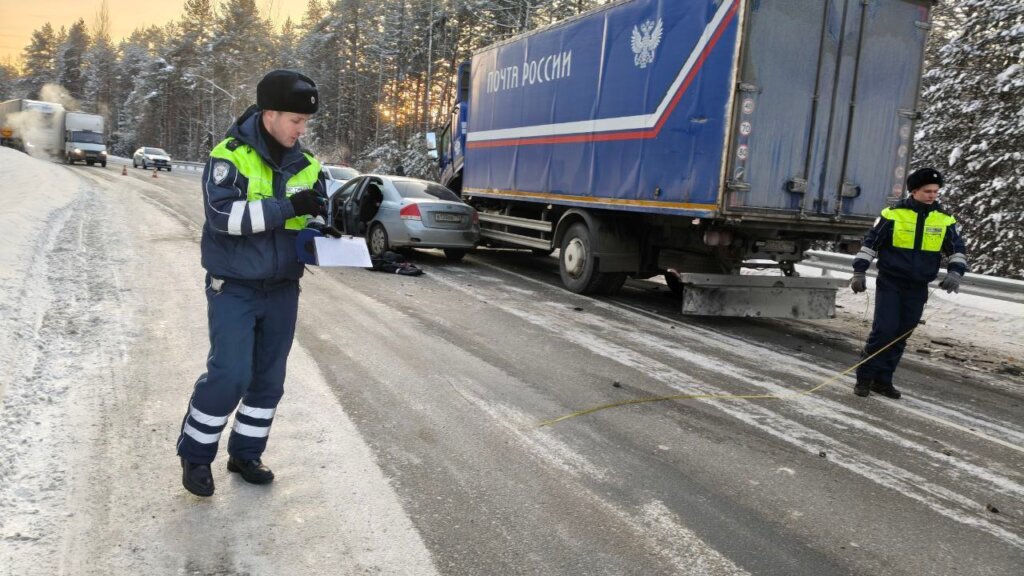 Легковой автомобиль и почтовый фургон лоб в лоб столкнулись в Свердловской области