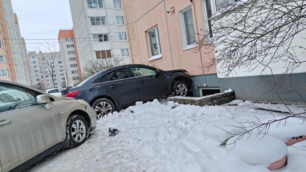 «Потерял сознание за рулем»: «Шевроле» врезался в жилой дом в Красном Селе