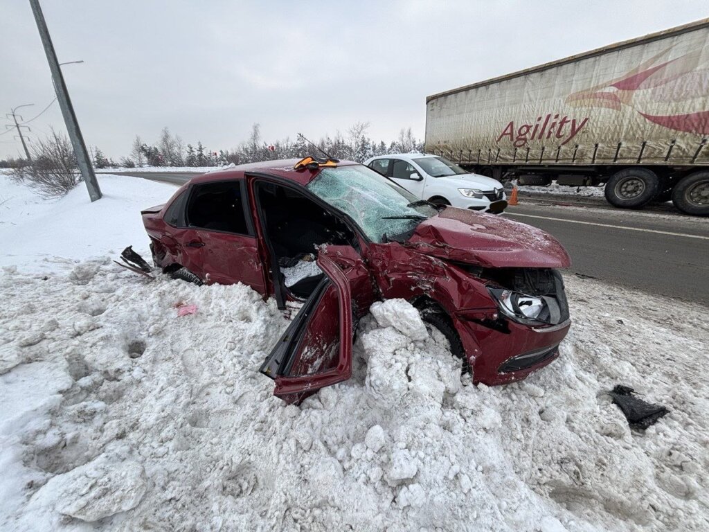 «Не справилась с управлением»: «Гранту» вынесло под встречную фуру под Нижним Новгородом