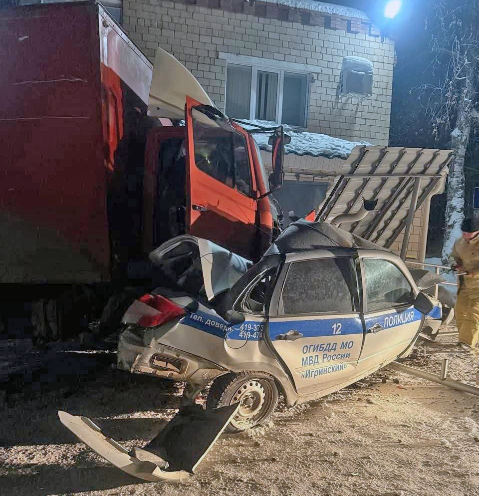 Грузовик, пожарная машина и автомобиль ДПС столкнулись в Удмуртии