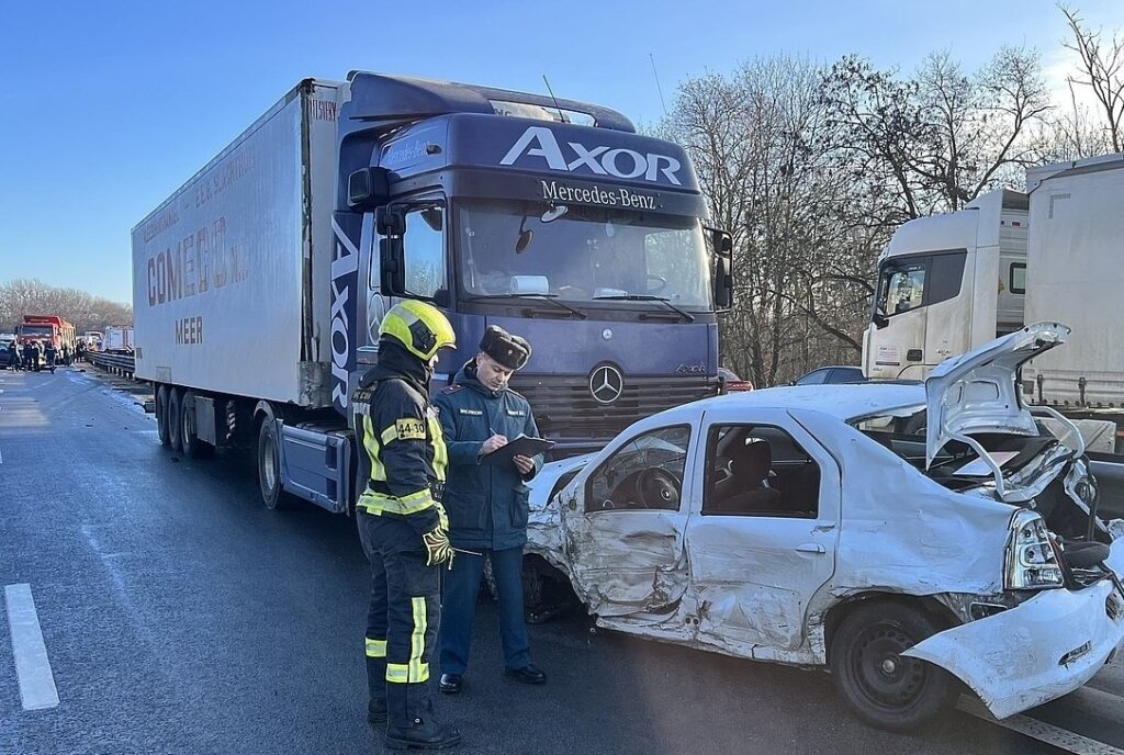 Четыре человека погибли в массовом ДТП на трассе М-4 в Ростовской области