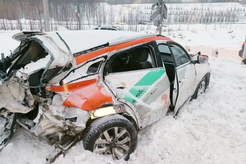 «Проехал на красный»: каршеринговый автомобиль столкнулся с поездом в Казани