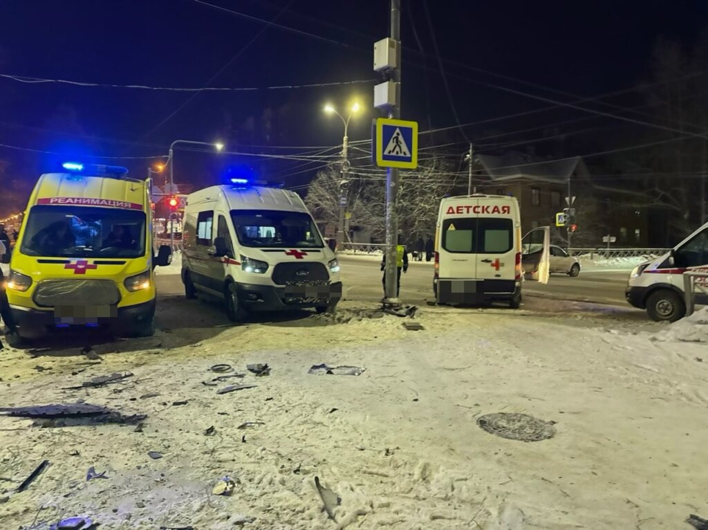Скорая врезалась в столб после столкновения с легковым автомобилем в Архангельске