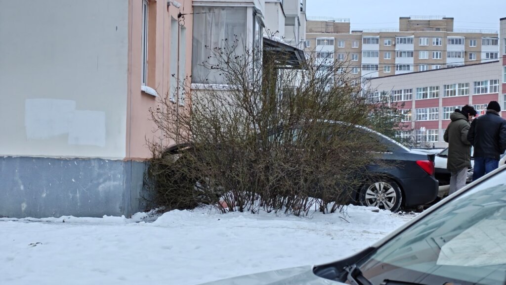 «Потерял сознание за рулем»: «Шевроле» врезался в жилой дом в Красном Селе