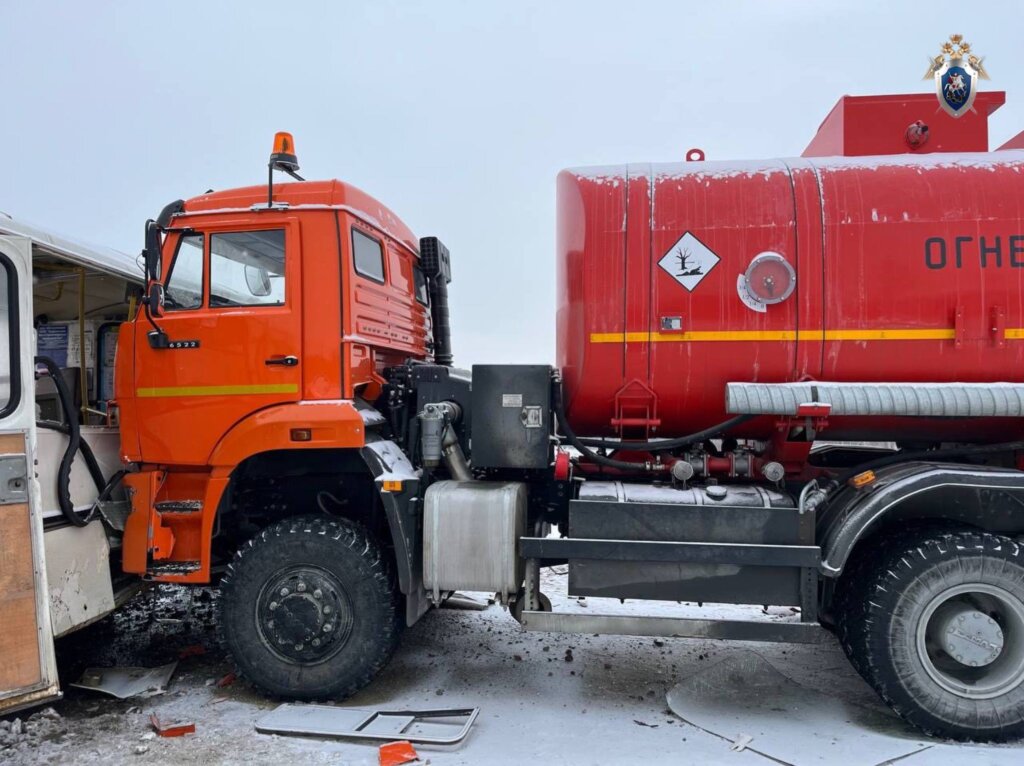 «Пытался объехать препятствие»: видеорегистратор запечатлел момент ДТП с участием автобуса в Челябинской области