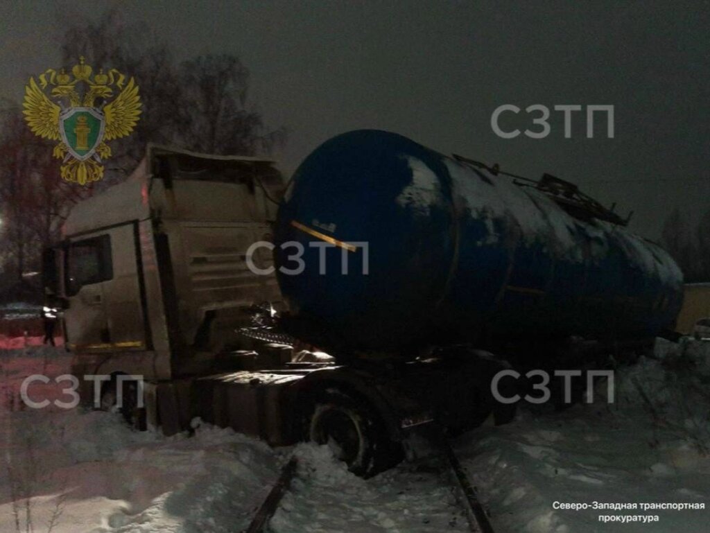 Грузовой автомобиль столкнулся с тепловозом в Ярославле: видео с камеры