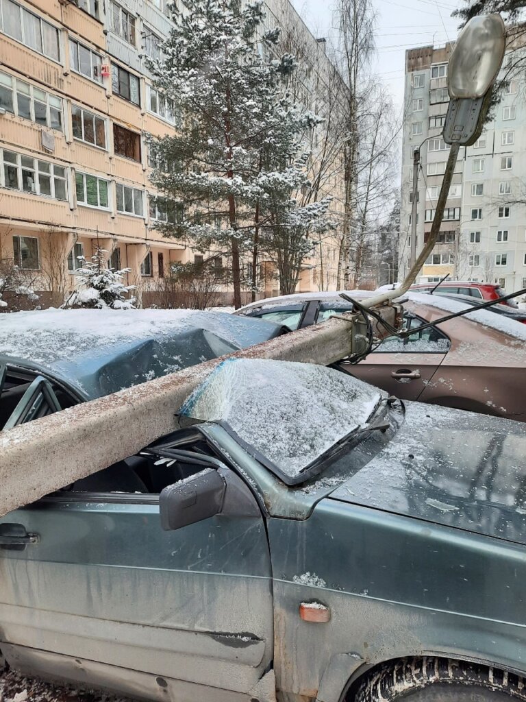 В Ленобласти во время уборки снега самосвал повалил столб на припаркованную «Ладу»