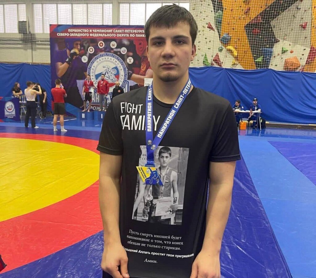 В Махачкале очевидцы спасли женщину и ребёнка из тонущего такси