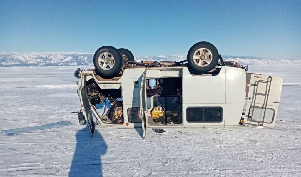 УАЗ с иностранными туристами перевернулся на льду Байкала