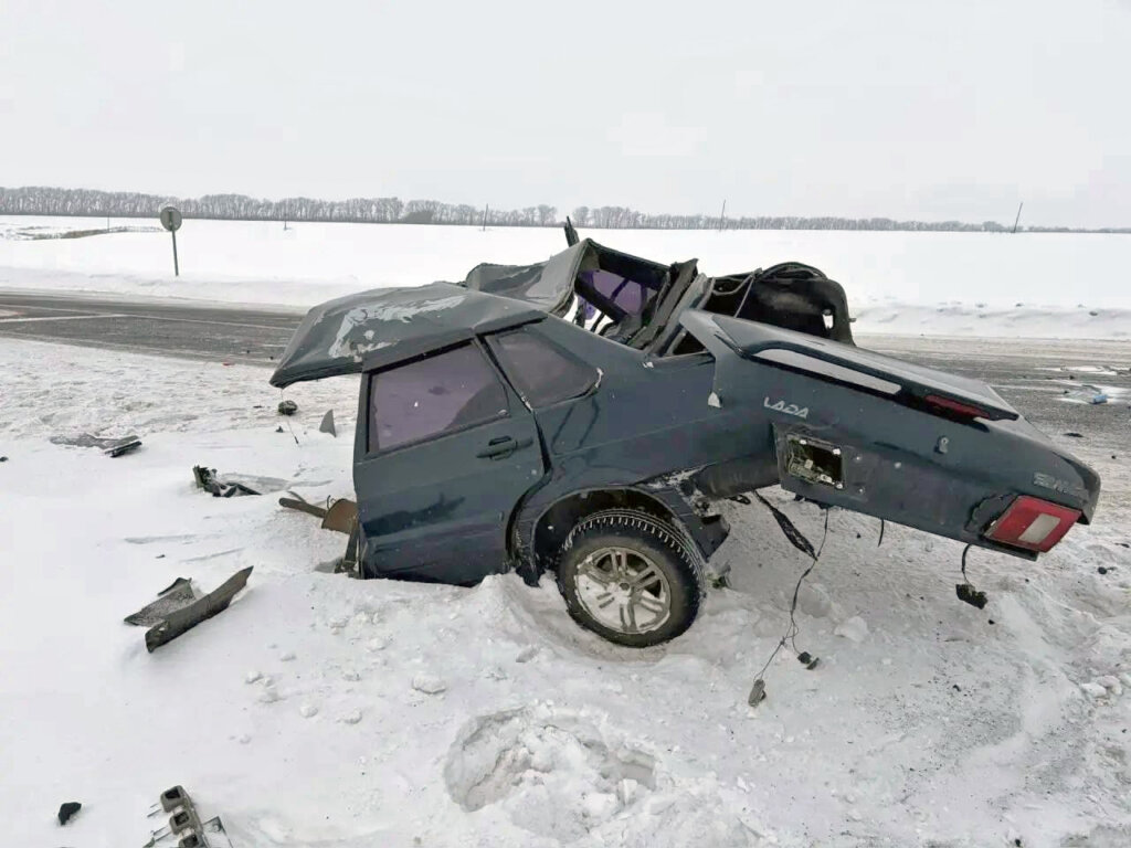 «Ладу» разорвало на части в результате ДТП в Кузбассе