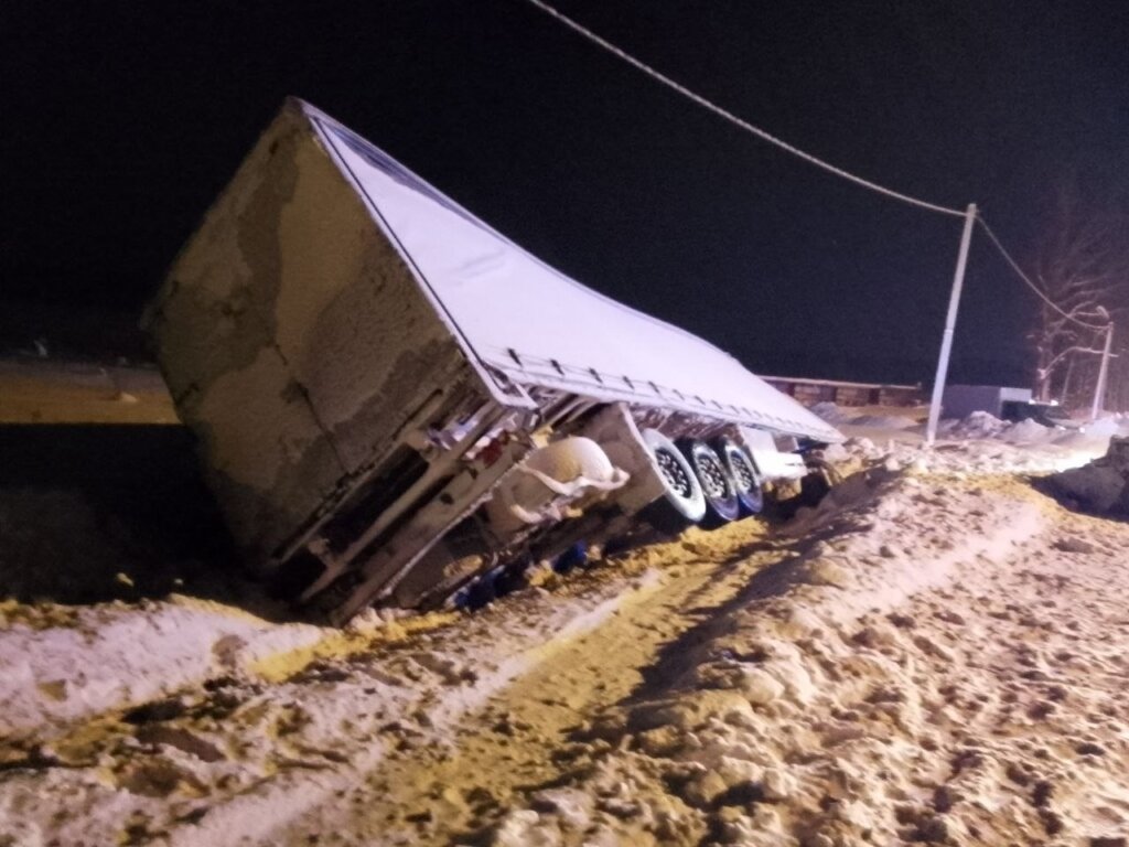 Фура смяла «Ладу Весту» с людьми на трассе «Золотое кольцо»