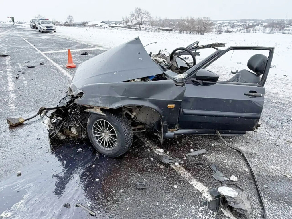 «Ладу» разорвало на части в результате ДТП в Кузбассе