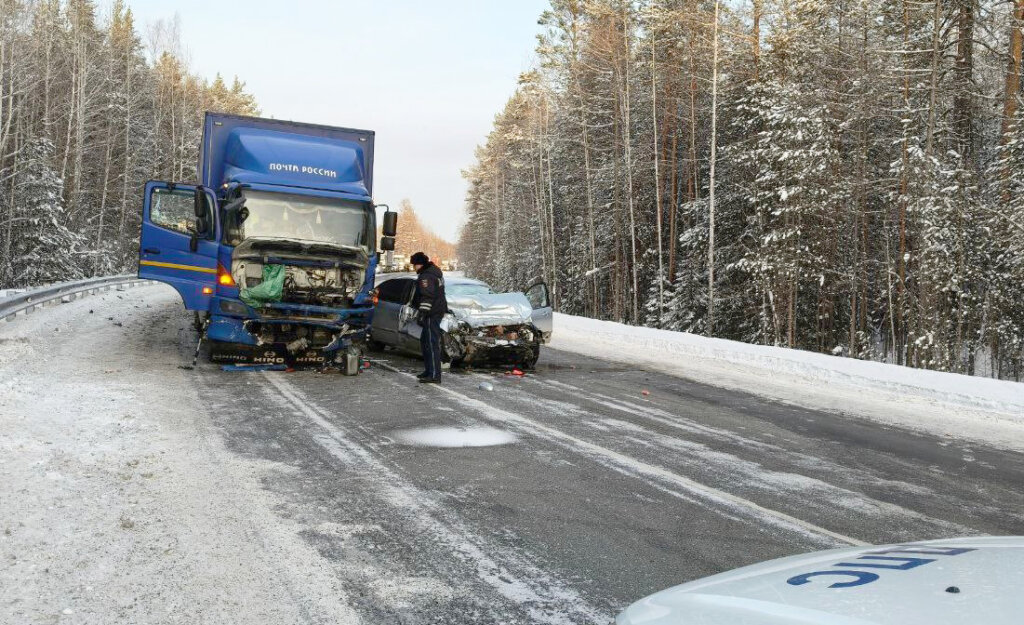 Легковой автомобиль и почтовый фургон лоб в лоб столкнулись в Свердловской области