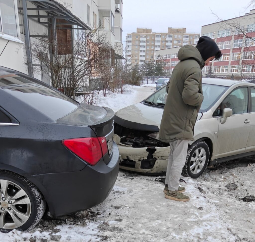 «Потерял сознание за рулем»: «Шевроле» врезался в жилой дом в Красном Селе