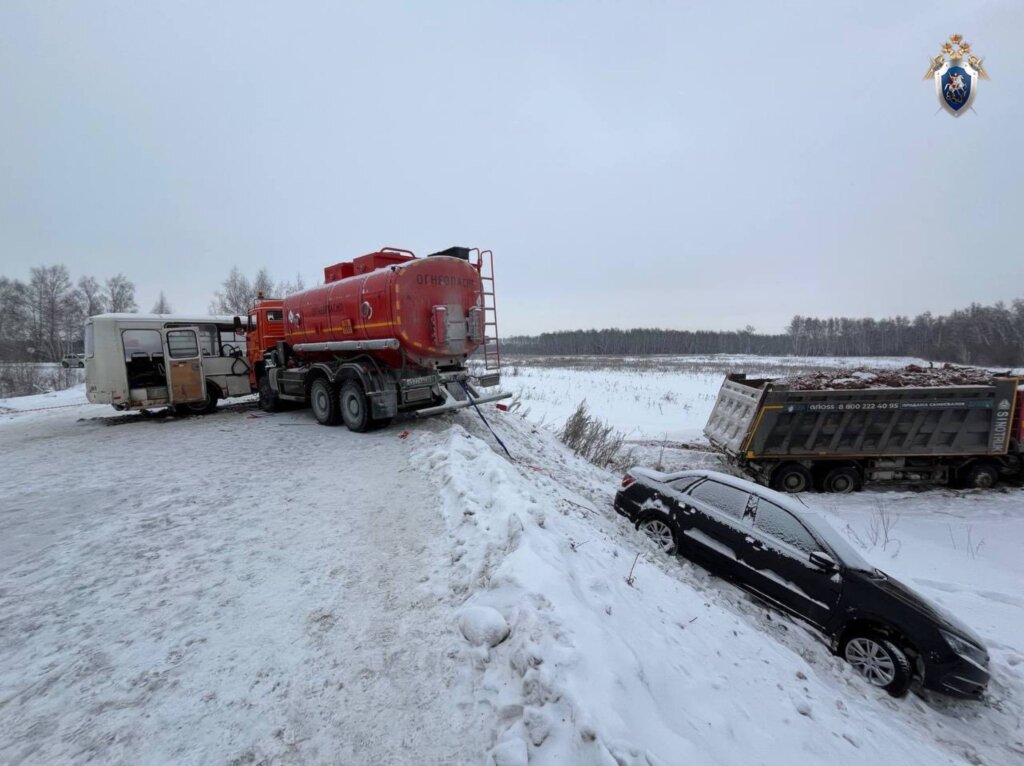 «Пытался объехать препятствие»: видеорегистратор запечатлел момент ДТП с участием автобуса в Челябинской области