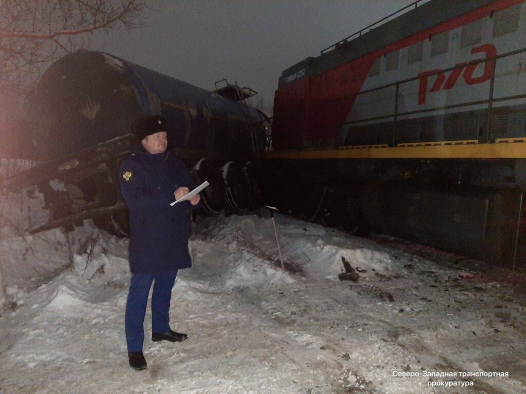 Грузовой автомобиль столкнулся с тепловозом в Ярославле: видео с камеры