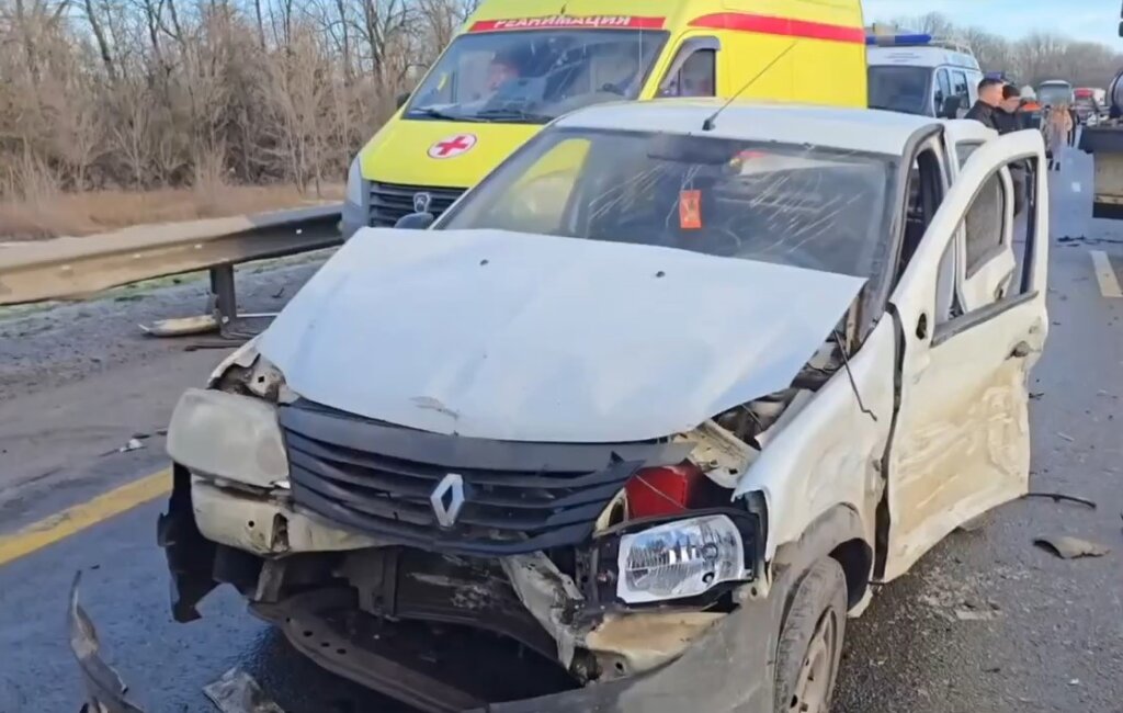 Четыре человека погибли в массовом ДТП на трассе М-4 в Ростовской области