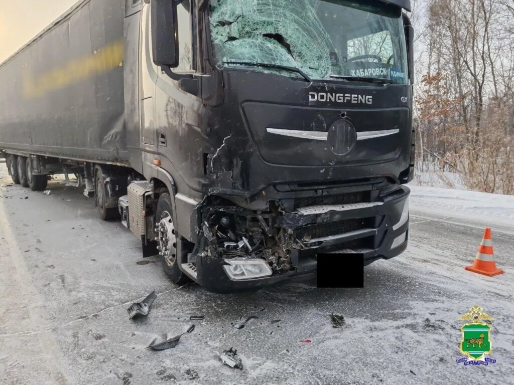 «Вынесло на встречную полосу»: женщина устроила ДТП на трассе Чита-Хабаровск