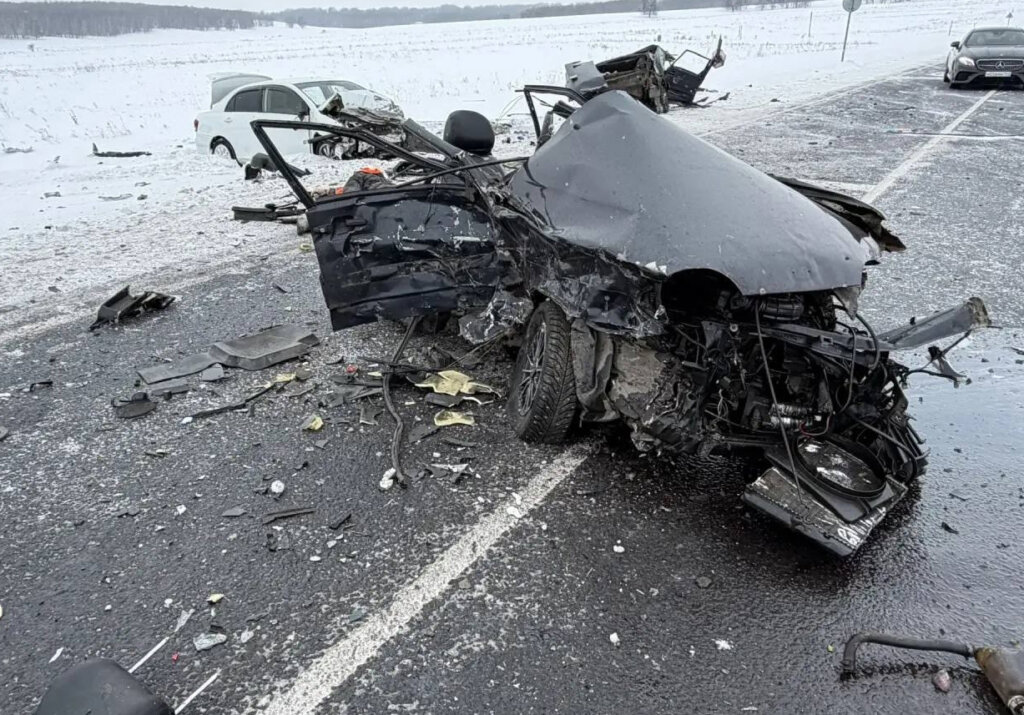 «Ладу» разорвало на части в результате ДТП в Кузбассе